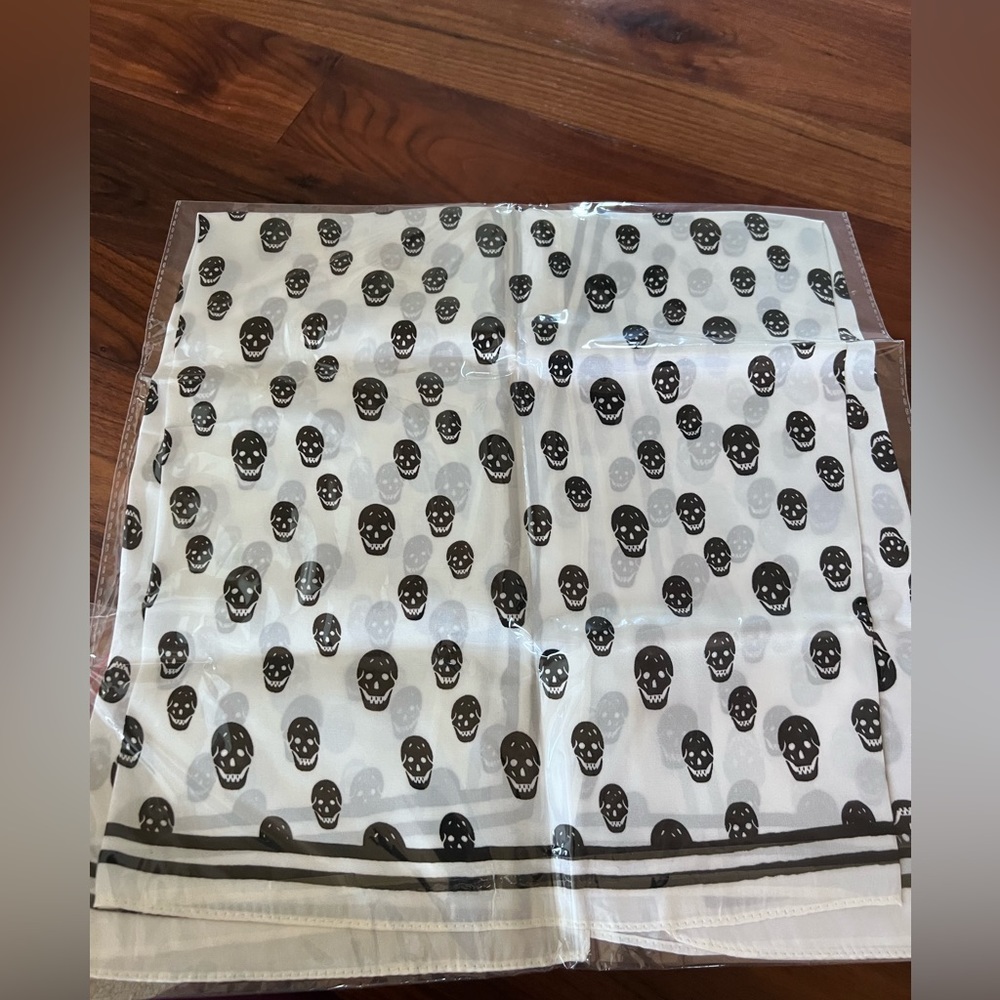 💀trendy skull scarf💀